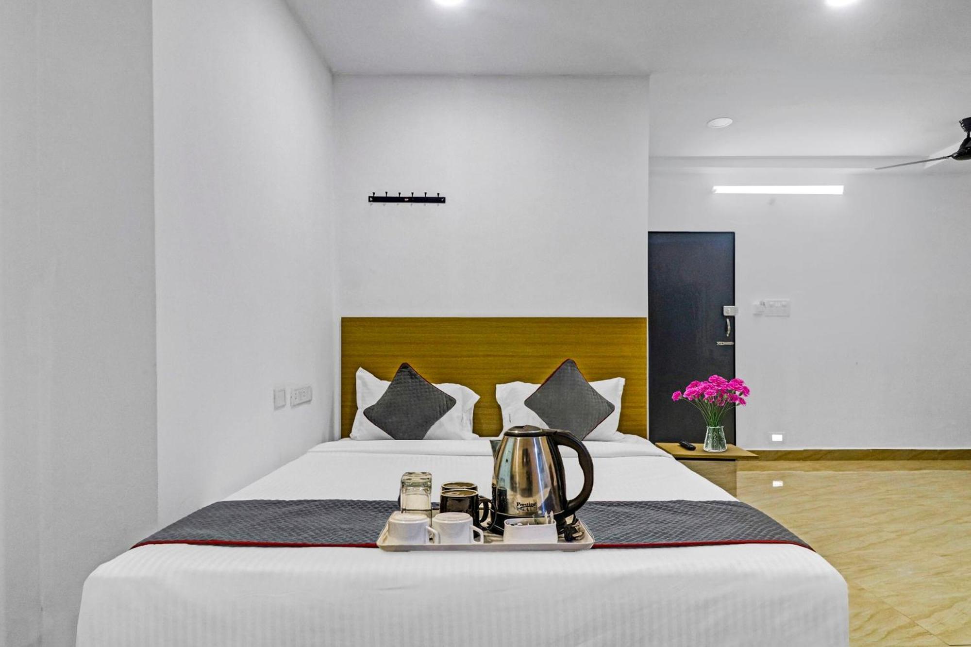 Townhouse De Alphabet Hotel Gachibowli Exterior photo