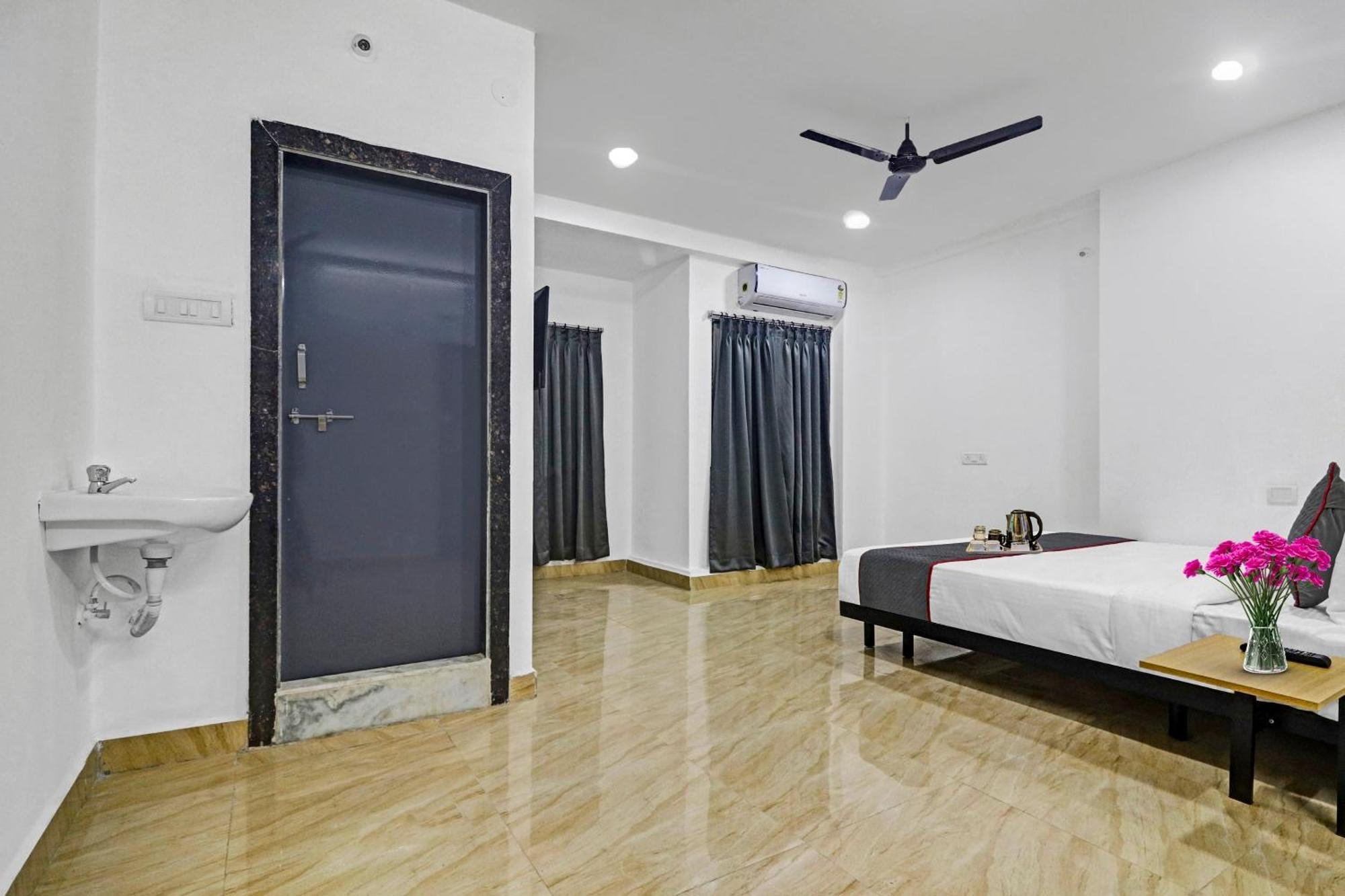 Townhouse De Alphabet Hotel Gachibowli Exterior photo