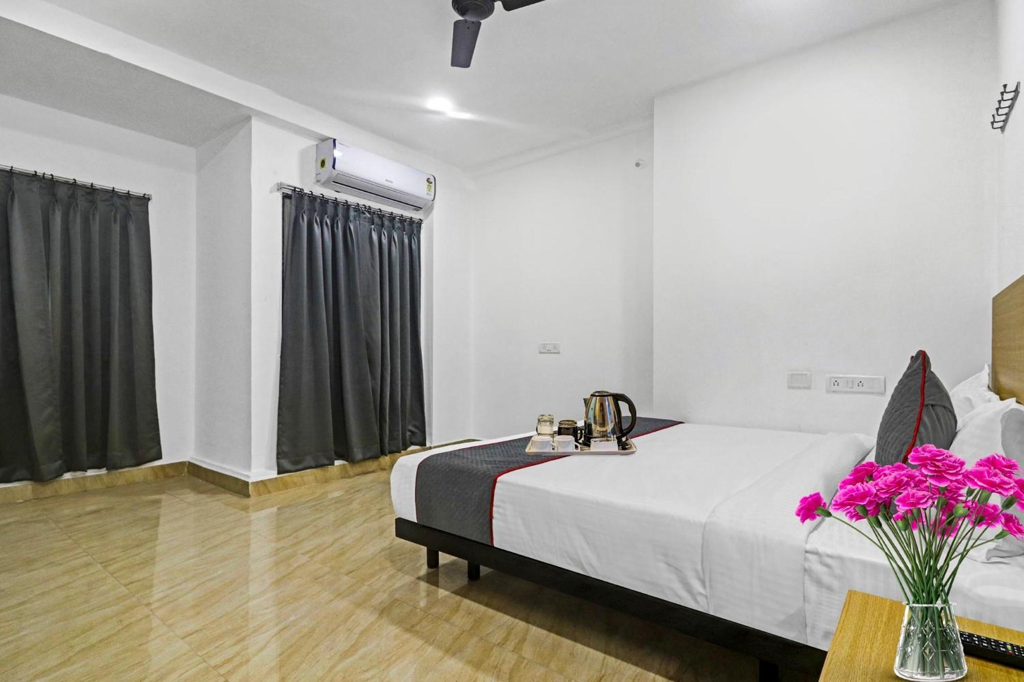 Townhouse De Alphabet Hotel Gachibowli Exterior photo