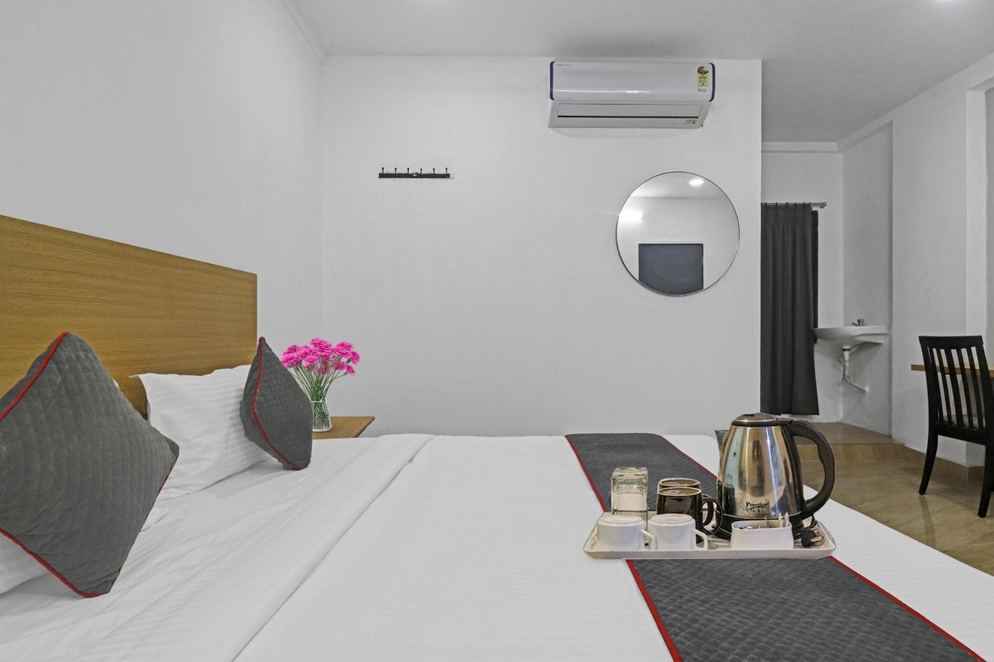 Townhouse De Alphabet Hotel Gachibowli Exterior photo